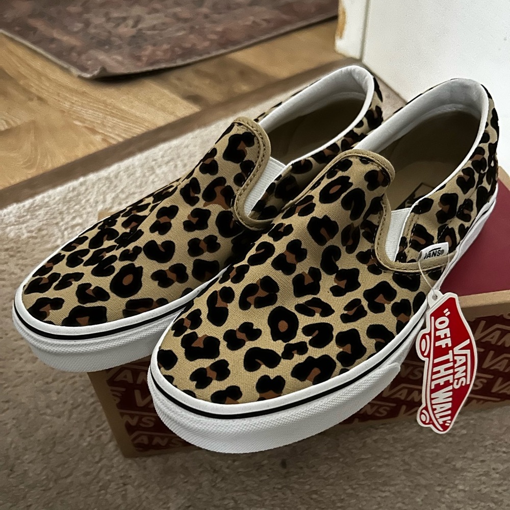 Vans slip on’s Leopard print, women’s 9.5